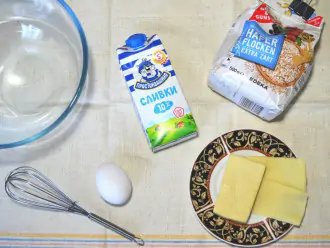 Шаг 1: Подготовьте молоко, хлопья, сыр и яйцо.