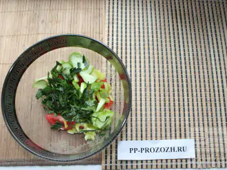Шаг 5: Сложите овощи в салатник.