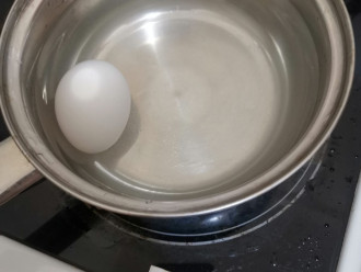Шаг 2: Отварите яйцо.