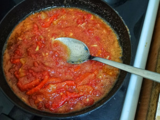 Шаг 7: Вылейте томатный соус, убавьте огонь, и томите 10 минут.