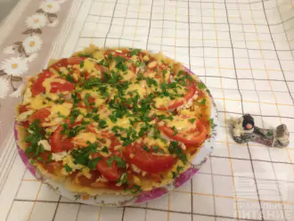 Шаг 6: Достаньте пиццу из духовки, переложите на блюдо, посыпьте зеленью петрушки. Пицца готова. Есть ее нужно горячей.