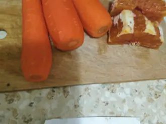Шаг 2: Очистите морковь и апельсин от кожуры.