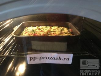 Шаг 10: Разогрейте духовку до 200 градусов, и отправьте пиццу выпекаться. Следите чтобы она не пригорела. Когда пицца будет готова дайте ей еще немного постоять, потомиться в выключенной духовке.

