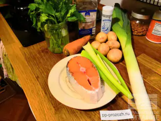 Шаг 1: Подготовьте все необходимые ингредиенты: семгу, картофель, лук-порей, морковь, сельдерей, соль, лавровый лист.