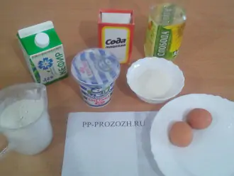 Шаг 1: Подготовьте ингредиенты: кефир, яйца, сахарозаменитель, соду, муку, подсолнечное масло, сметану.