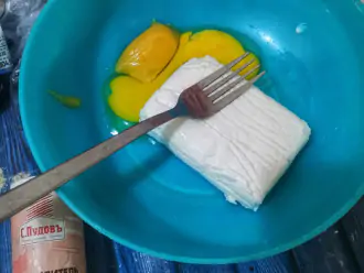 Шаг 2: В миске смешайте творог с яйцом.