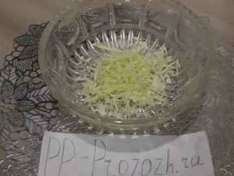 Шаг 4: В салатник выложите капусту, нашинкованную соломкой.