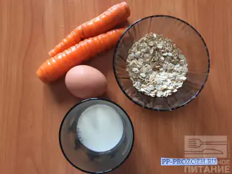 Шаг 1: Для приготовления овсяноблина с морковью возьмите сладкую морковь, овсяные хлопья, яйцо и молоко.