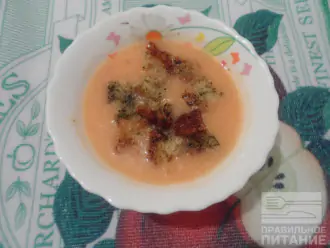 Шаг 8: Горячий суп разлейте по тарелкам и добавьте сухарики. 