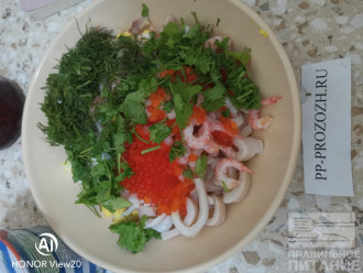 Шаг 6: Нашинкуйте укроп и кинзу не сильно мелко и добавьте к салату.