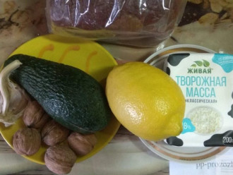Шаг 1: Подготовьте необходимые ингредиенты: авокадо, творог, пару грецких орехов, лимон.