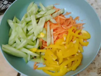 Шаг 4: Также нарежьте на полоски перец и добавьте к овощам.