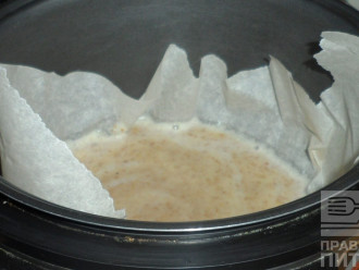 Шаг 4: Чашу мультиварки застелите пергаментной бумагой. Нажмите режим "выпечка" и подождите пока чаша не нагреется. Далее вылейте тесто и оставьте выпекаться при закрытой крышке.