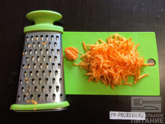 Шаг 3: Морковь очистите и натрите на терке.
