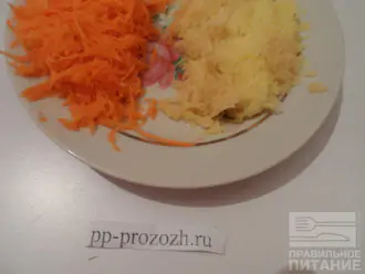 Шаг 2: Морковь и топинамбур натрите на мелкой терке.