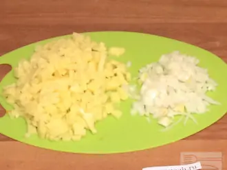 Шаг 3: Измельчите картофель и лук.
