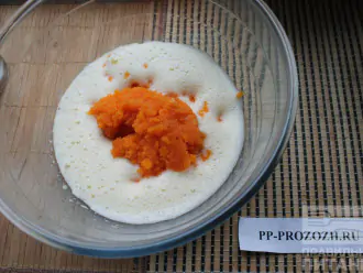 Шаг 7: Добавьте к яйцам морковное пюре.
