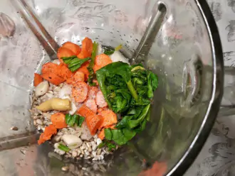 Шаг 2: Промойте семечки, нарежьте морковь, зелень, чеснок и лук. Поместите ингредиенты в блендер, слегка посолите и добавьте капельку горчицы (если любите острее).
