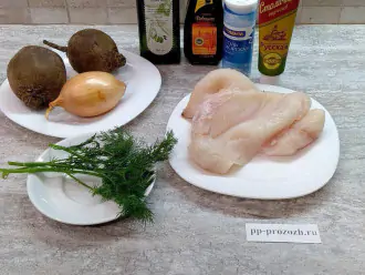 Шаг 1: Подготовьте необходимые ингредиенты для салата с треской: филе трески, свеклу, растительное масло, горчицу, лук репчатый, уксус винный, укроп.