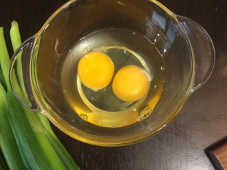 Шаг 2: Вбейте два яйца в глубокую тарелку.