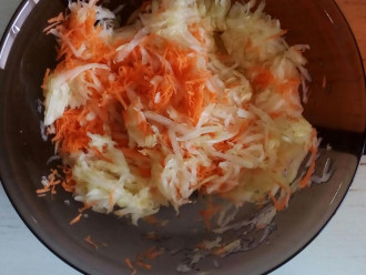 Шаг 3: Морковь натрите на мелкой тёрке. Добавьте к луку и кабачку.