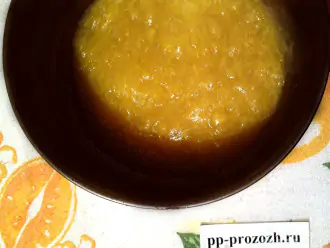 Шаг 3: В 1 часть апельсиново-лимонной массы добавьте агар-агар. Вторую часть поставьте на огонь, добавьте подсластитель. Как закипит, добавьте первую часть с агаром и проварите 2-3 минуты, постоянно помешивая.