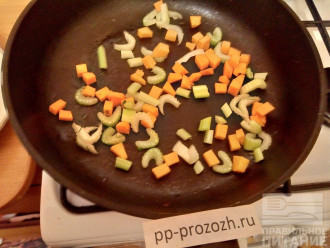 Шаг 6: Выложите овощи  на сковороду, обжарьте немного. Больше масло не добавляйте.