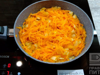 Шаг 3: Лук очистите, мелко нарежьте. Морковь почистите и натрите на терке. Спассеруйте лук и морковь на сковороде до мягкости.