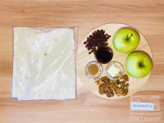 Шаг 1: Подготовьте следующие ингредиенты: тонкий армянский лаваш, два крупных сладких яблока, изюм, грецкие орехи, сливочное масло, кленовый сироп и корицу.