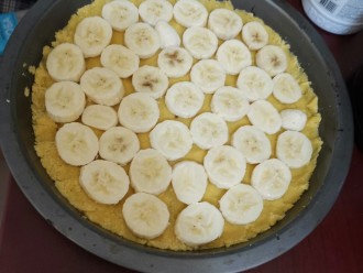 Шаг 9: На тесто выложите бананы.