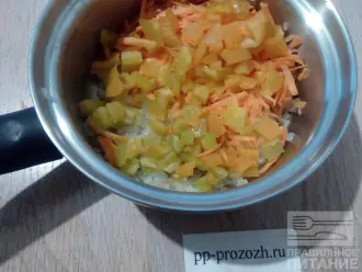 Шаг 4: Морковь натрите на терке, перец порежьте кусочками и добавьте к луку, готовьте вместе до мягкости. 