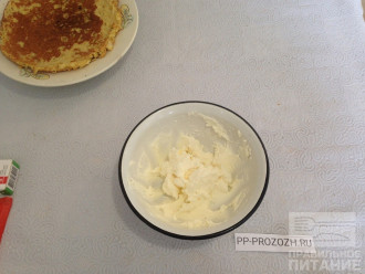 Шаг 7: Выложите полученный корж на тарелку остывать, а пока приготовьте крем: разотрите хорошо творог с заменителем сахара. Можно добавить ванилина. Если крем получается слишком плотным, добавьте немного молока или йогурта.