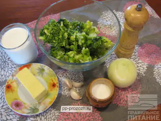 Шаг 1: Подготовьте необходимые ингредиенты. Очистите лук, брокколи чуть разморозьте.