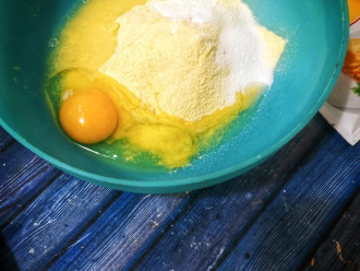 Шаг 2: Соедините вместе яйцо, кукурузную муку, разрыхлитель, 10 гр воды и 5 гр. fitparad. Замесите тесто.