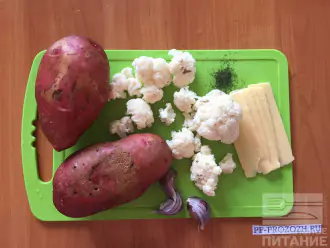 Шаг 1: Для приготовления картофельных лодочек с цветной капустой возьмите по возможности свежий картофель, цветную капусту, нежирный сыр, чеснок, сушеный укроп и немного оливкового масла для соуса. 