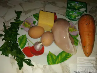 Шаг 1: Подготовьте необходимые продукты. Куриную грудинку, морковь и яйца отварите по отдельности.