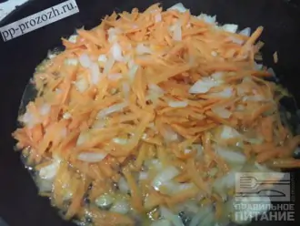 Шаг 3: На сковородку выложите мелконарезанные лук и морковь. Тушите под закрытой крышкой до готовности.