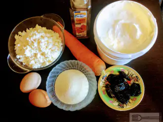 Шаг 1: Для приготовления торта возьмите: творог, морковь, яйца, манную крупу, кленовый сироп, нежирную сметану, чернослив.