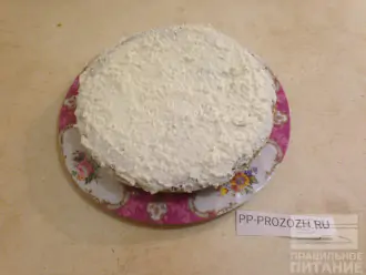 Шаг 8: Бисквитный корж разрежьте вдоль, смажьте каждую часть кремом и соберите торт. Украсьте его по вашему желанию. 