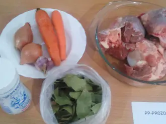 Шаг 1: Подготовьте ингредиенты:  голень говядины с мясом, морковь, лук, лавровый лист, чеснок, соль, воду.