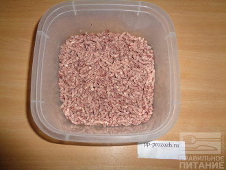 Шаг 4: Отварную фасоль измельчите при помощи блендера или мясорубки.