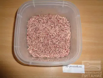 Шаг 4: Отварную фасоль измельчите при помощи блендера или мясорубки.