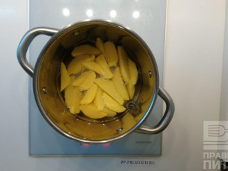 Шаг 3: Очищенный и нарезанный картофель отварите до готовности.