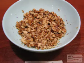 Шаг 5: Измельчите грецкие орехи.