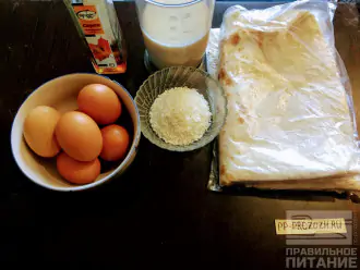 Шаг 1: Для приготовления торта возьмите: две упаковки тонкого лаваша, яйца, кокосовую стружку, кленовый сироп, молоко и крахмал.