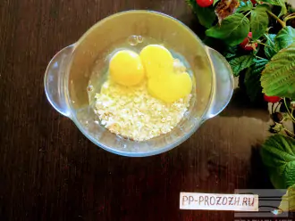Шаг 3: Вбейте яйца в тесто для овсяноблина.