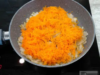 Шаг 4: Добавьте к луку натертую на мелкой терке морковь.