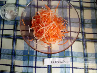 Шаг 6: Смешайте редьку с морковью, посолите.