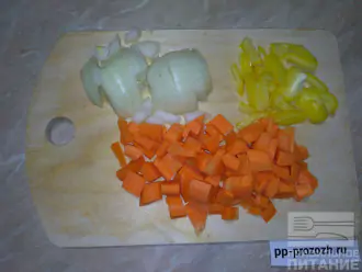 Шаг 3: Очистите лук, морковь. Нарежьте перец соломкой, лук и морковь - кубиками.
