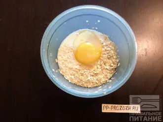 Шаг 3: Влейте молоко и вбейте яйца.